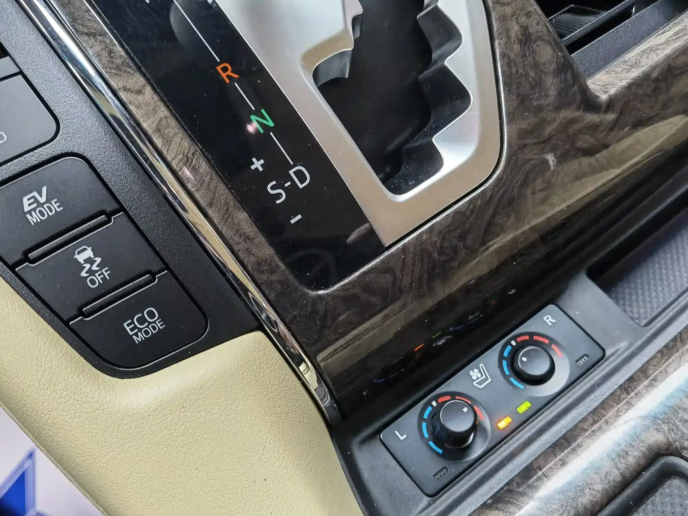 Toyota Alphard 2020 Hybrid 2.5L Premium Edition фото 14