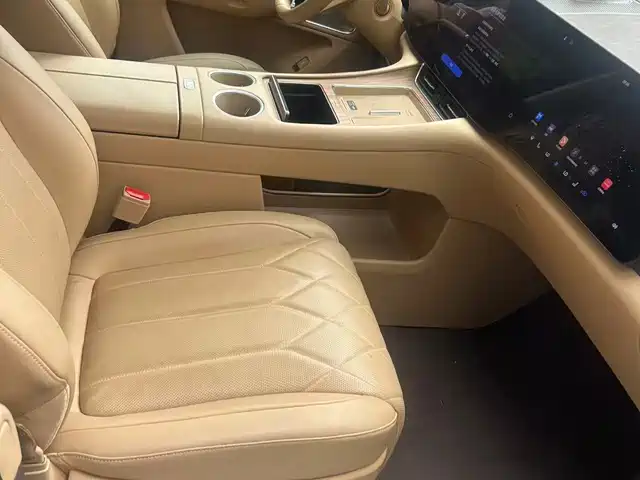 AITO Wenjie AITO M8 2025 Extended Range Ultra 53.4kWh 6-Seater — фото 2