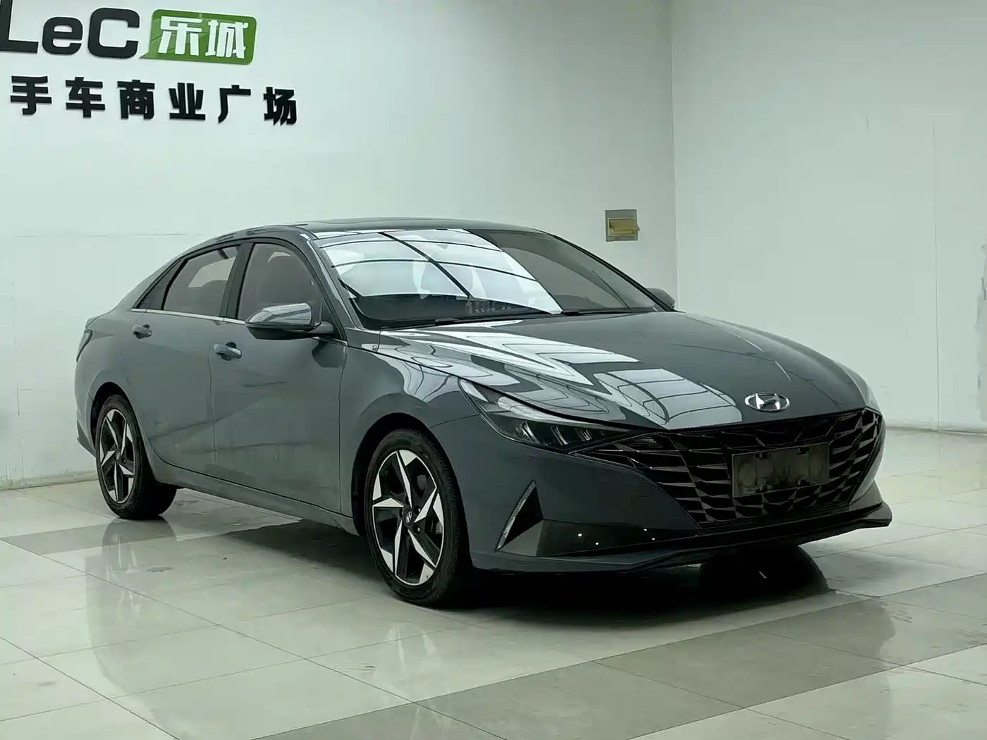 Hyundai Elantra 2021 1.5L CVT LUX Premium Edition фото 3
