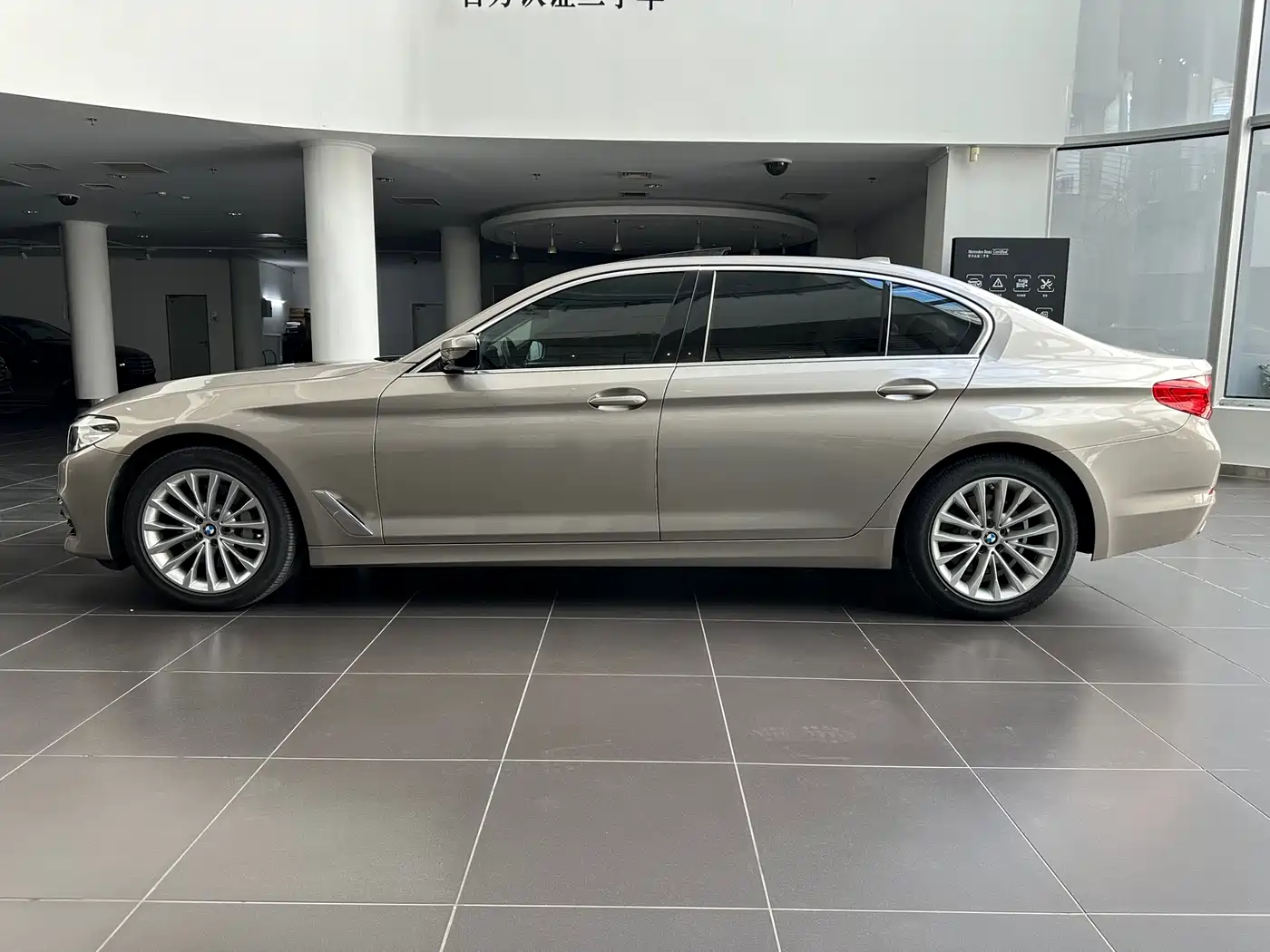 BMW 5 Series 2019 530Li xDrive Luxury Package фото 2