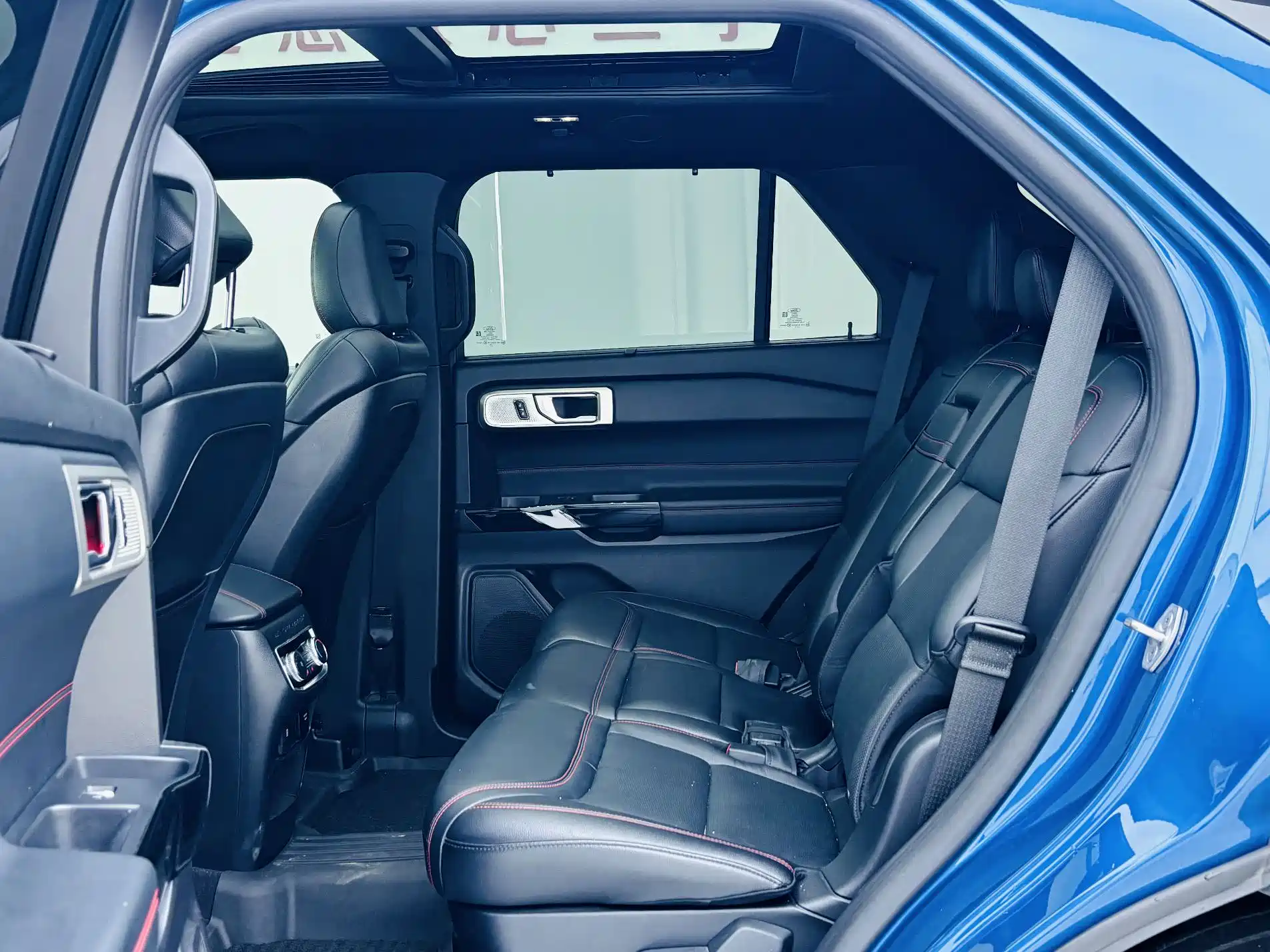Фото 11 - Ford Explorer