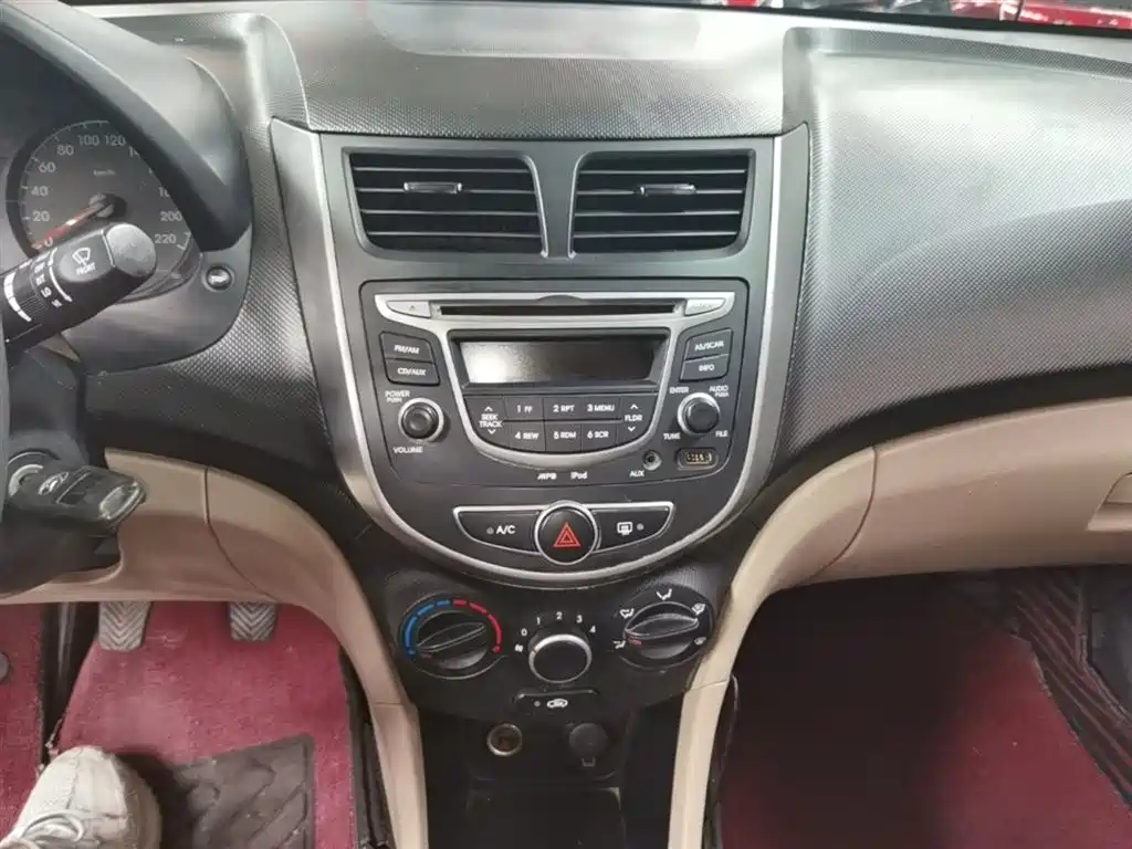 Hyundai Verna 2014 1.4L Manual Smart GLS фото 13