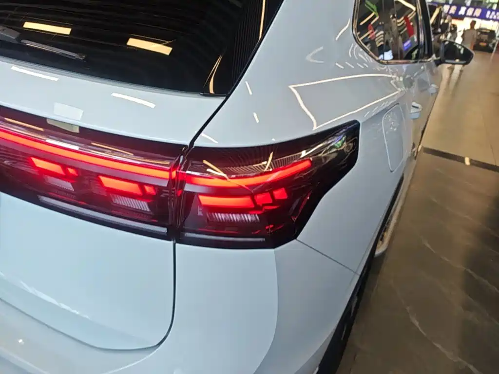 Photo 8 - Volkswagen Tiguan L