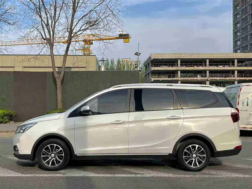 Baojun 730 2019 1.5L Manual Fashion Edition 7-Seater China VI фото 4