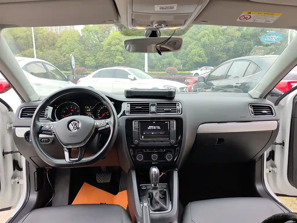 Volkswagen Sagitar 2018 1.6L Automatic Comfort фото 10