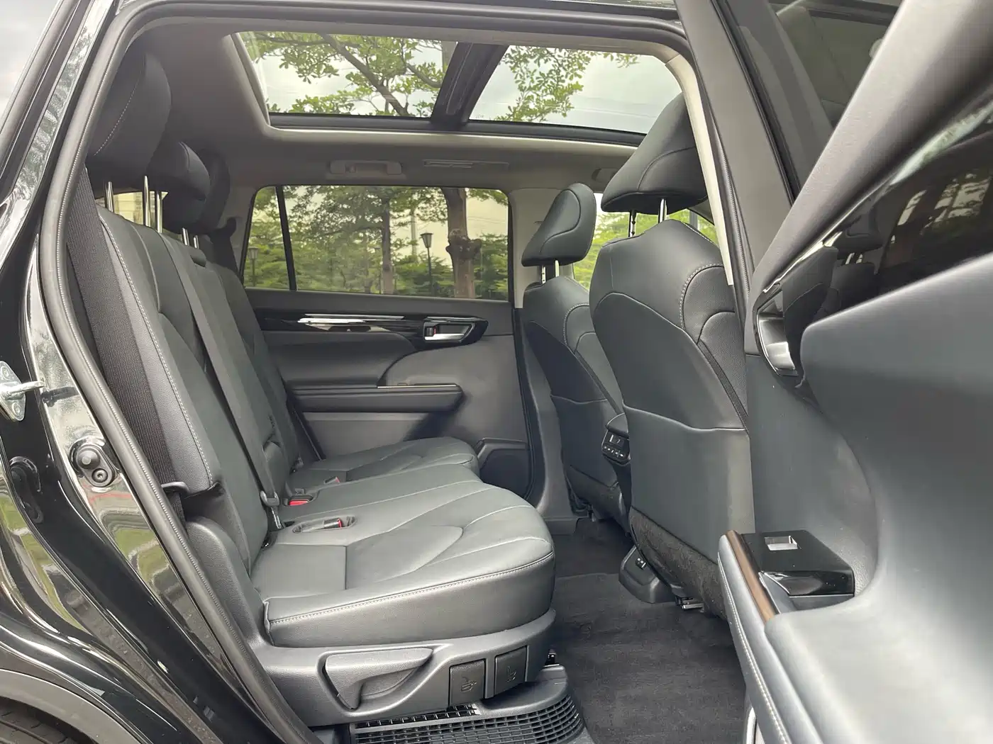 Toyota Highlander 2023 2.5L Smart Hybrid AWD Knight Edition 7-Seater фото 15