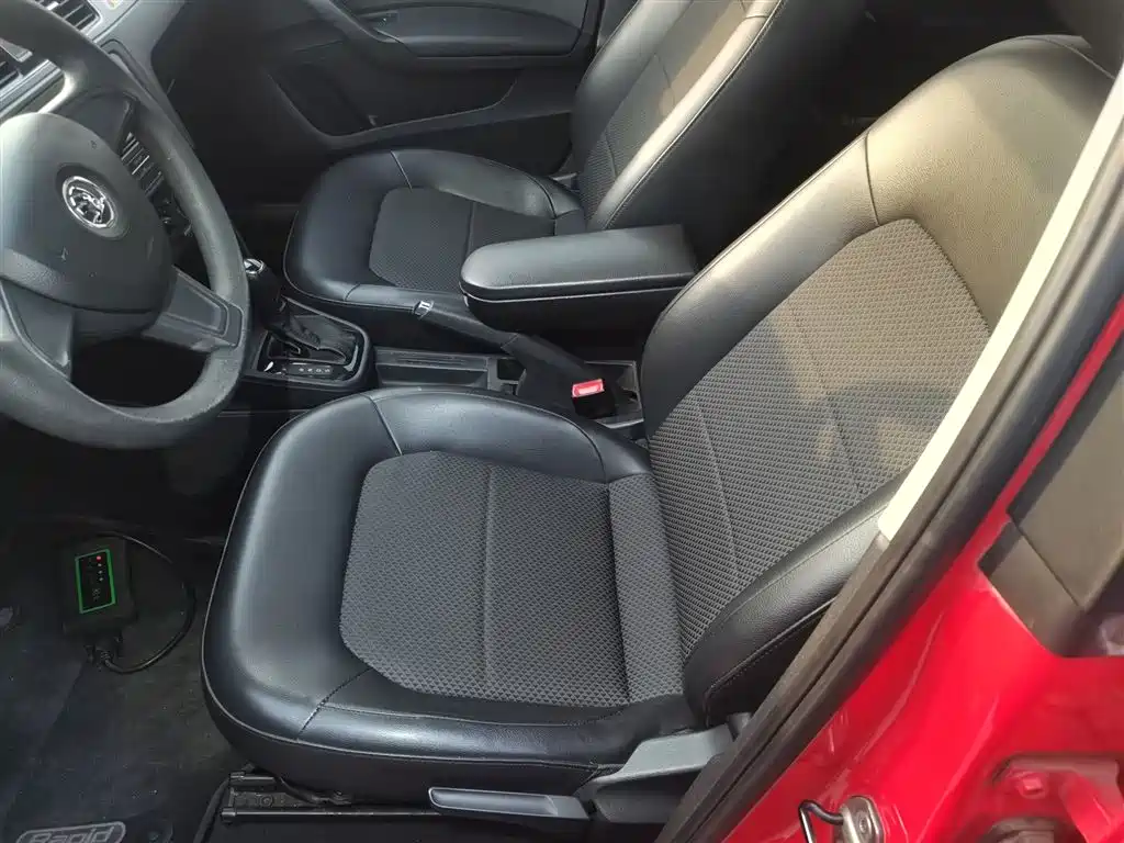 Škoda Skoda Rapid Spaceback 2014 1.6L Automatic Joy Edition фото 15