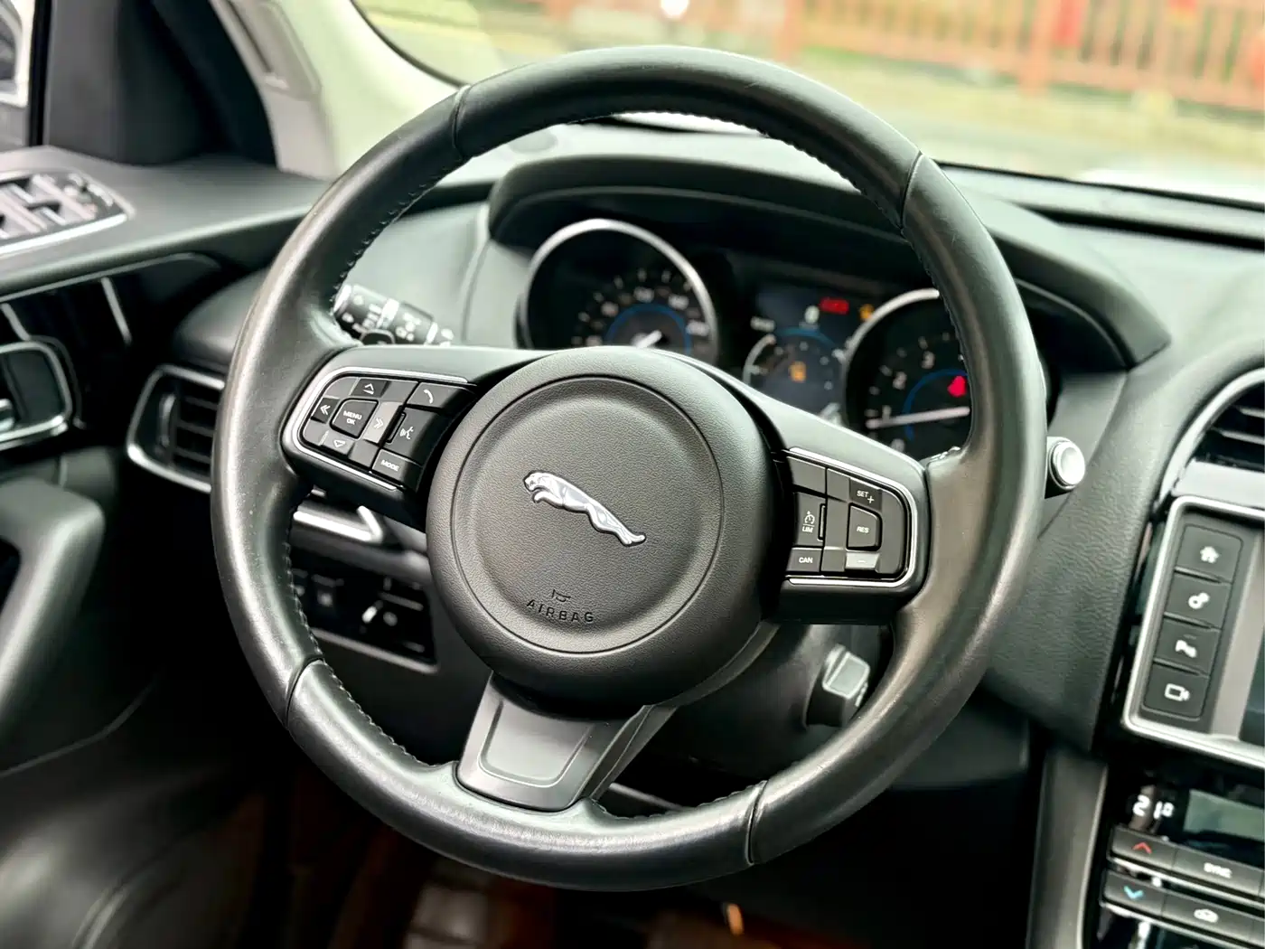 Jaguar F-PACE 2016 2016 2.0T FWD Urban Premium Edition