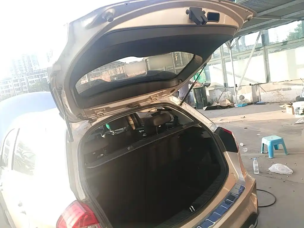 Фото 19 - Geely Vision X3