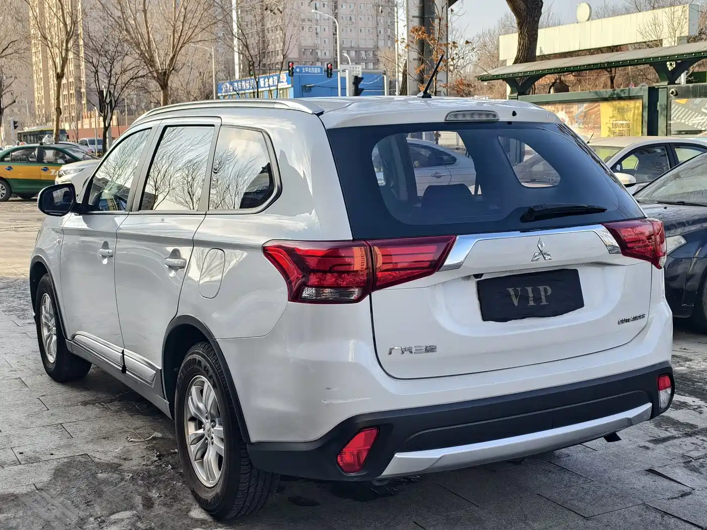 MITSUBISHI OUTLANDER