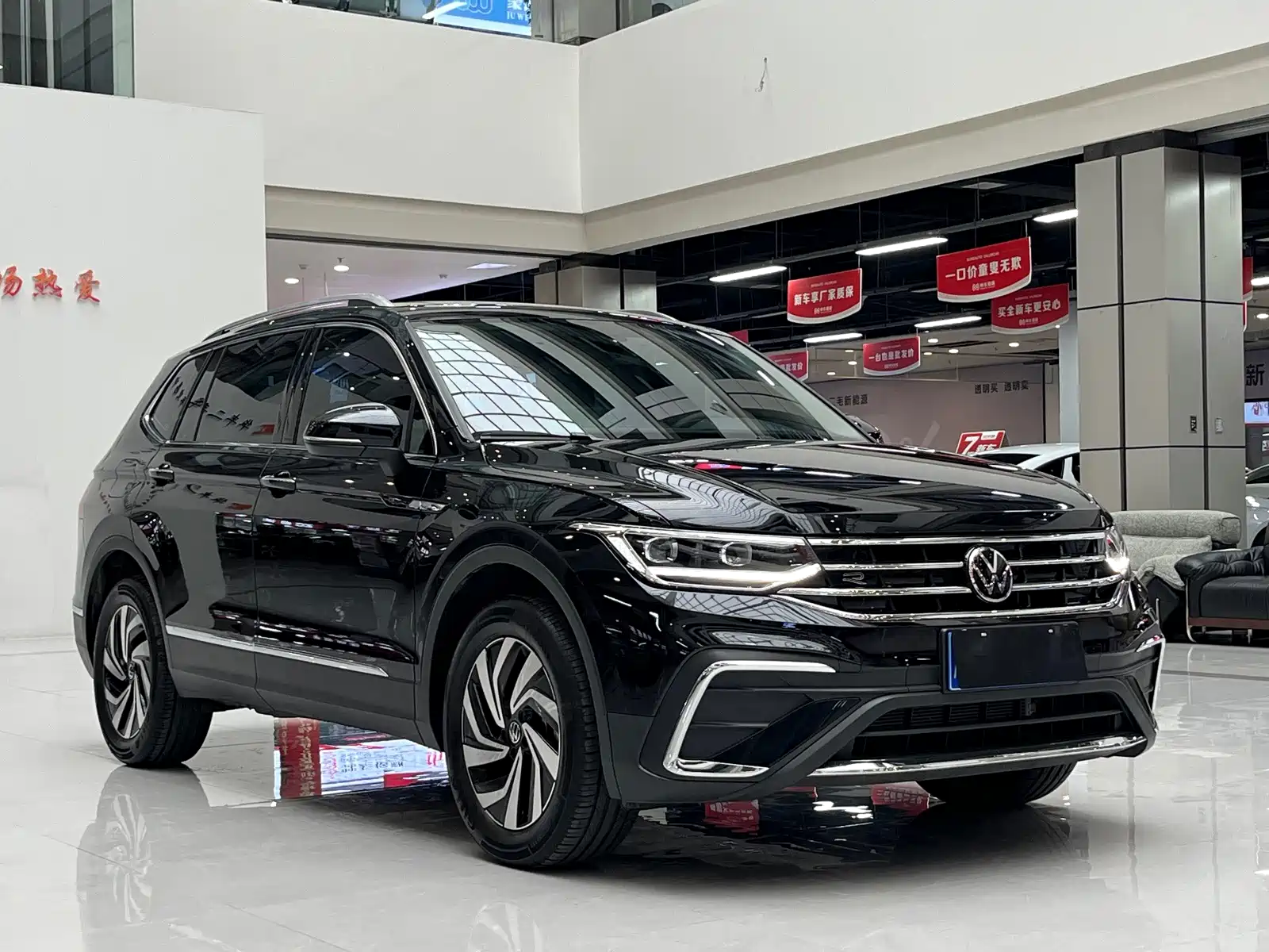 Photo 3 - Volkswagen Tiguan L