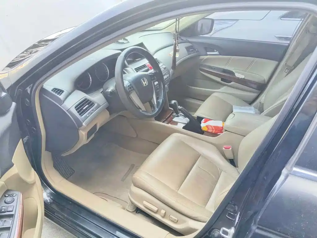 Фото 8 - Honda Accord
