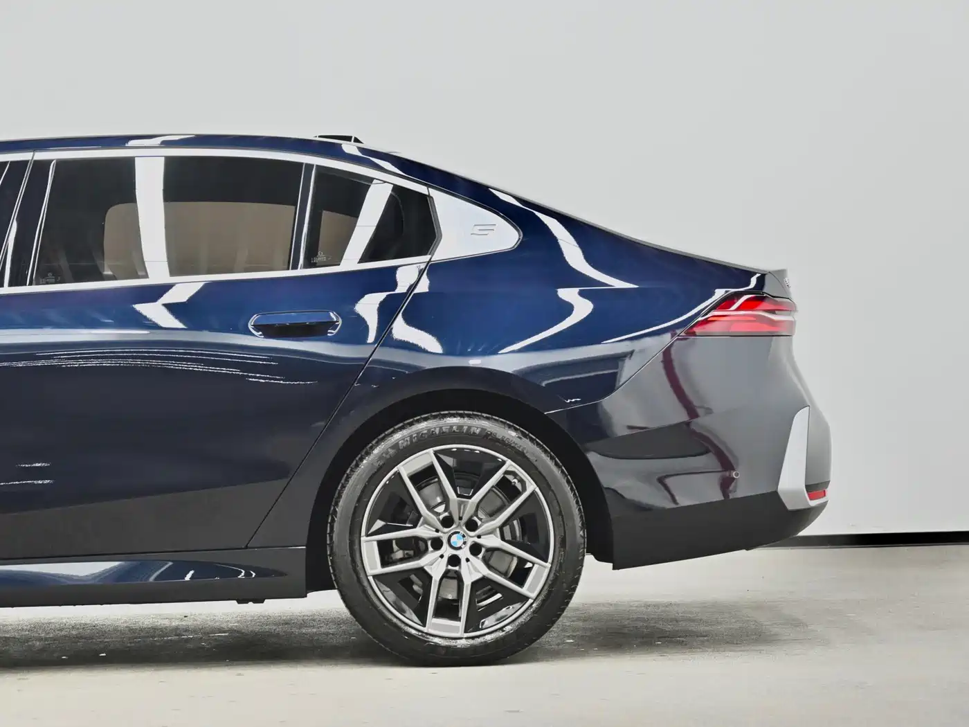 BMW 5 Series 2024 530Li Leading Model Luxury Package фото 23