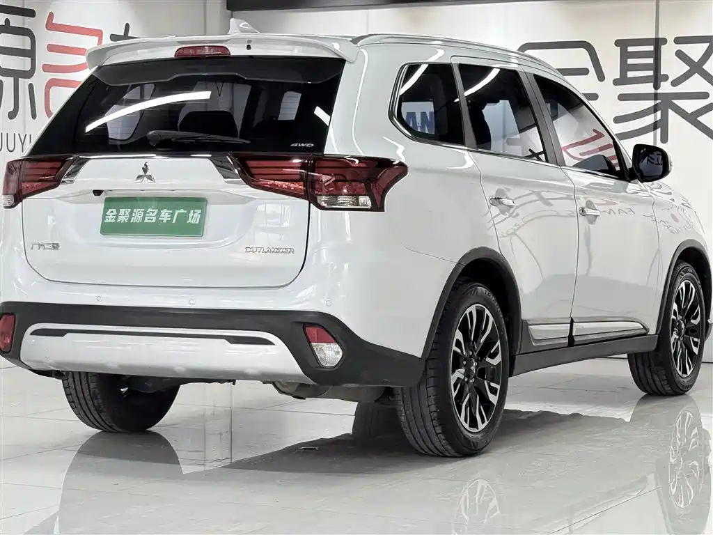 Mitsubishi Outlander 2020 2.4L 4WD Luxury 5-seater фото 6
