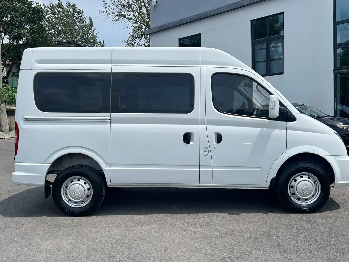 SAIC Maxus Xintu V80 2023 2.0T Manual Classic Aoyun Short Wheelbase Medium Roof 5/6 Seats фото 4