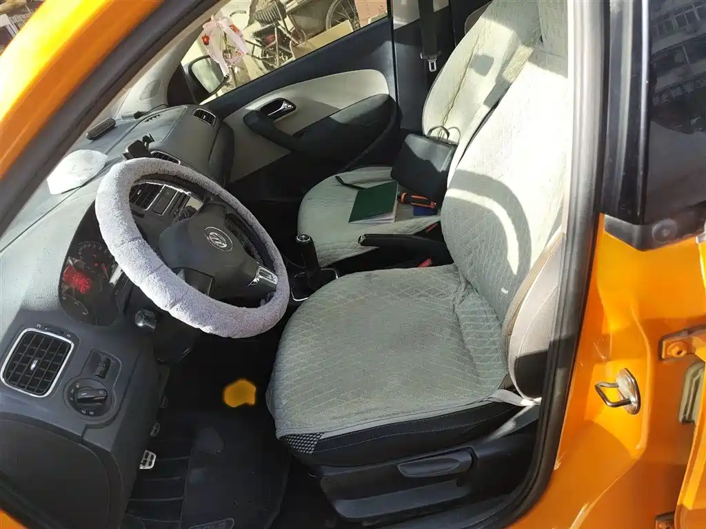 Volkswagen Polo 2012 1.6L Cross Polo MT фото 8