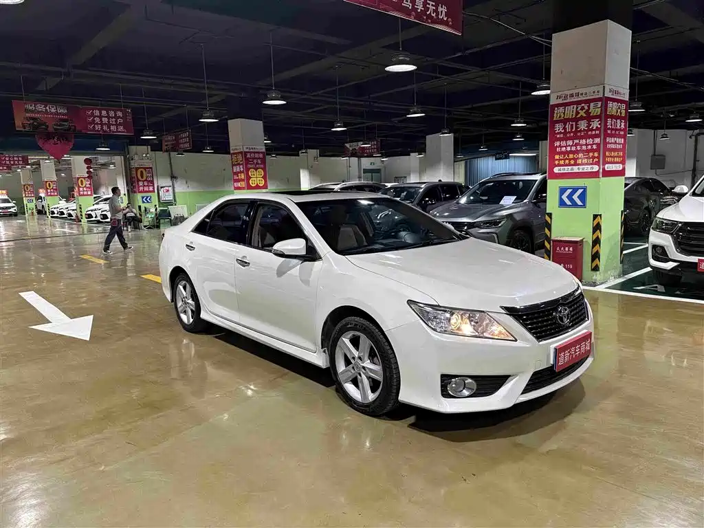 Фото 2 - Toyota Camry