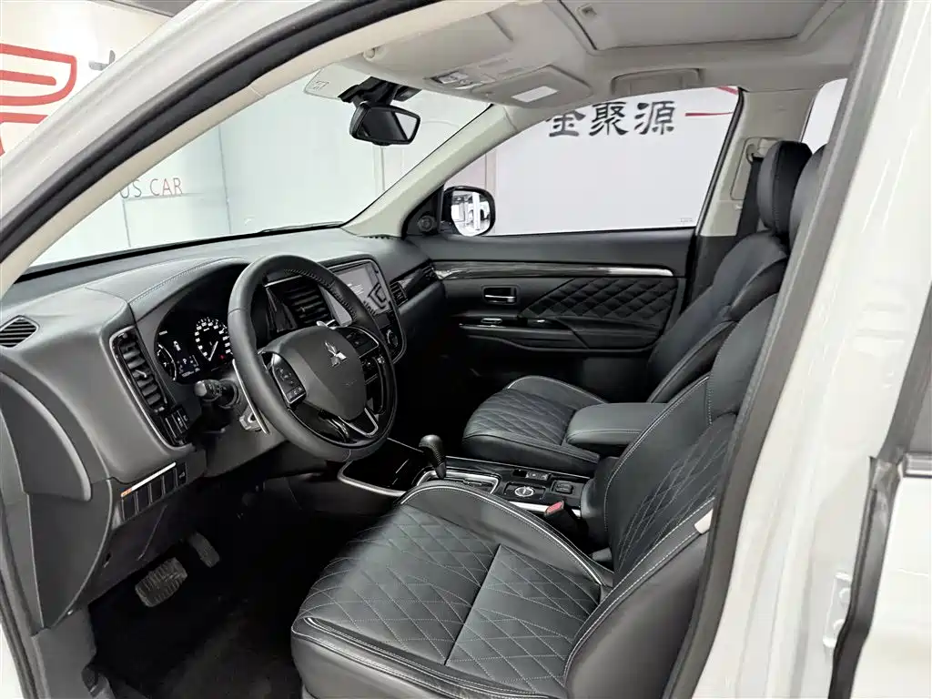 Mitsubishi Outlander 2020 2.4L 4WD Luxury 5-seater фото 8