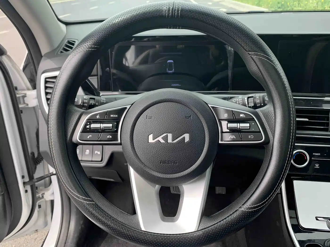Kia Seltos 2023 1.5L CVT Luxury Edition фото 14