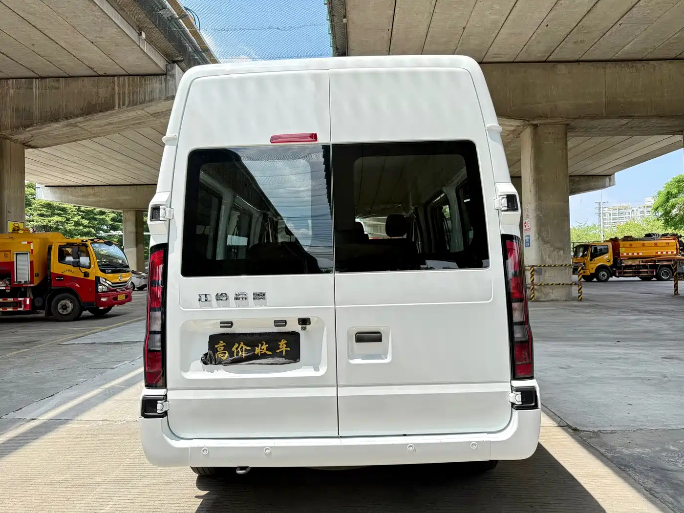 Jiangling JMC Fushun 2025 2025 Model 2.0T 6MT Diesel Short Wheelbase Medium-High Roof Commercial MPV 5/6 Seats