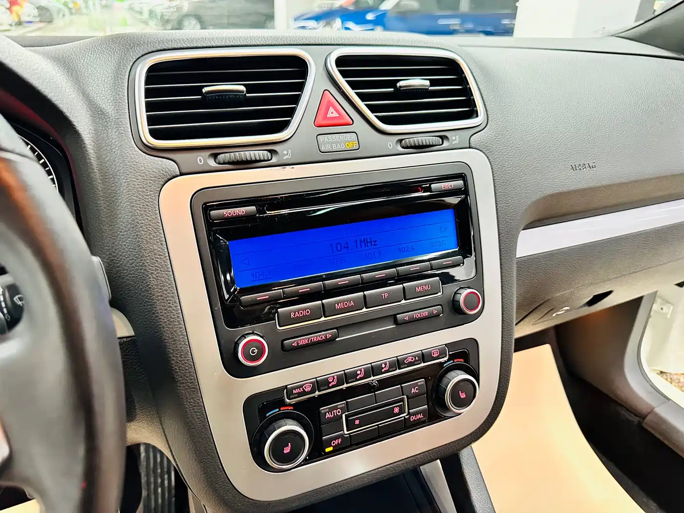 Volkswagen Scirocco 2010 2.0TSI Luxury Edition фото 35