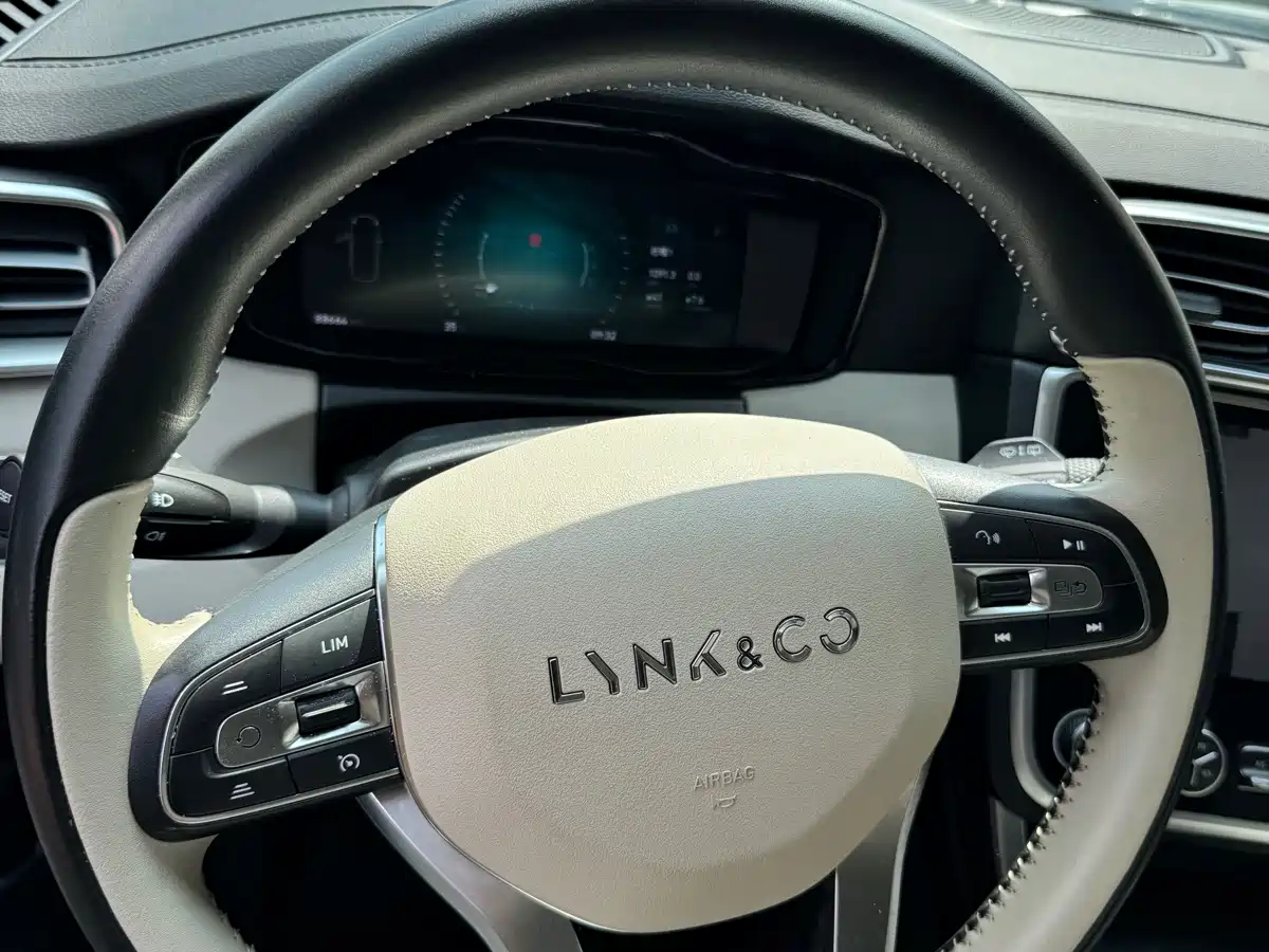 Lynk & Co 01 2017 2.0T 2WD Pro Version фото 11