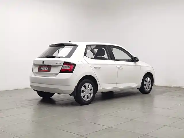 Škoda Fabia 2015 1.4L Automatic Advance Edition — фото 2