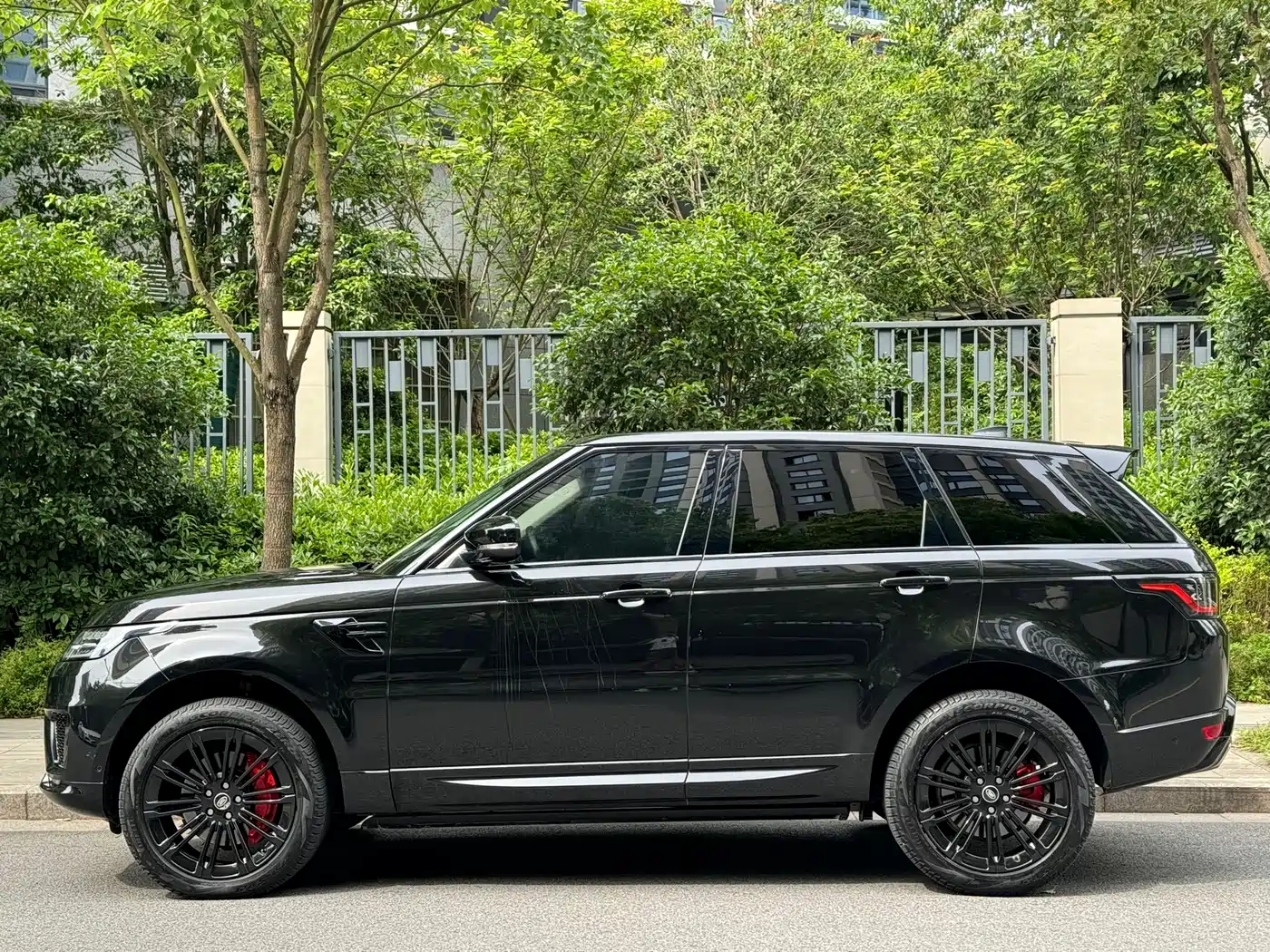 Land Rover Range Rover Sport 2022 3.0 L6 Gloss Black Edition фото 3
