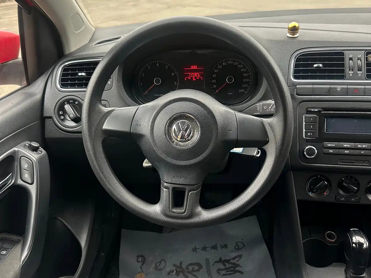 Volkswagen Polo 2011 1.6L Automatic Style Edition фото 13