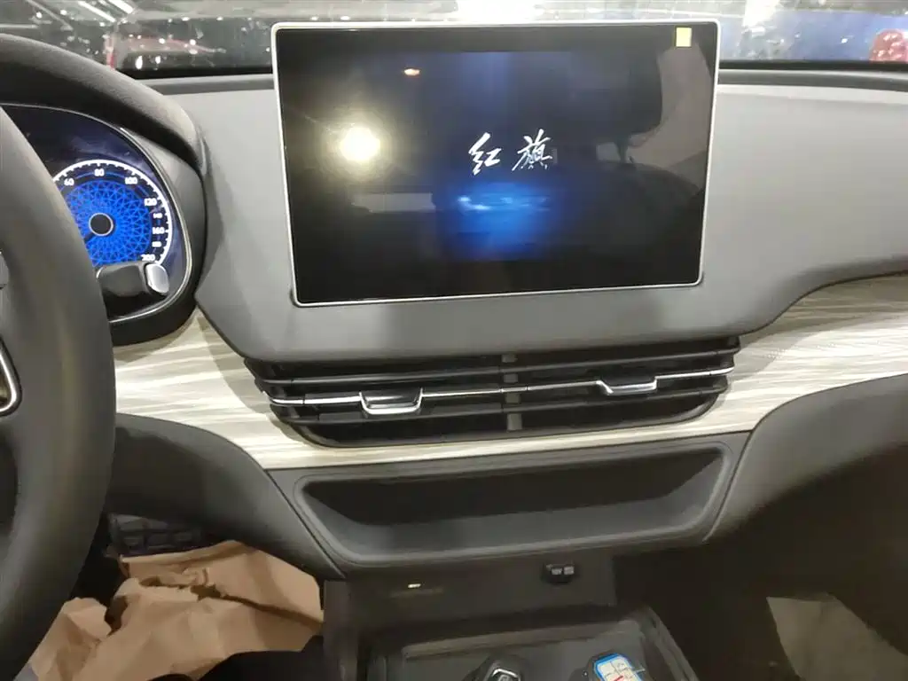Hongqi E-QM5 2025 Model 500km Travel Edition фото 13
