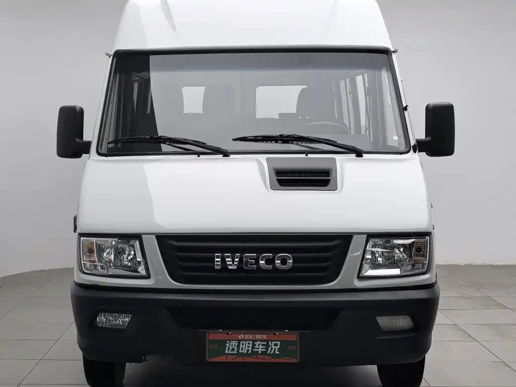 Iveco Daily 2023 2021 Model 2.5T A35 M1 Passenger Vehicle 5-9 Seats Short Wheelbase Medium Roof Dual Tires Manual Door
