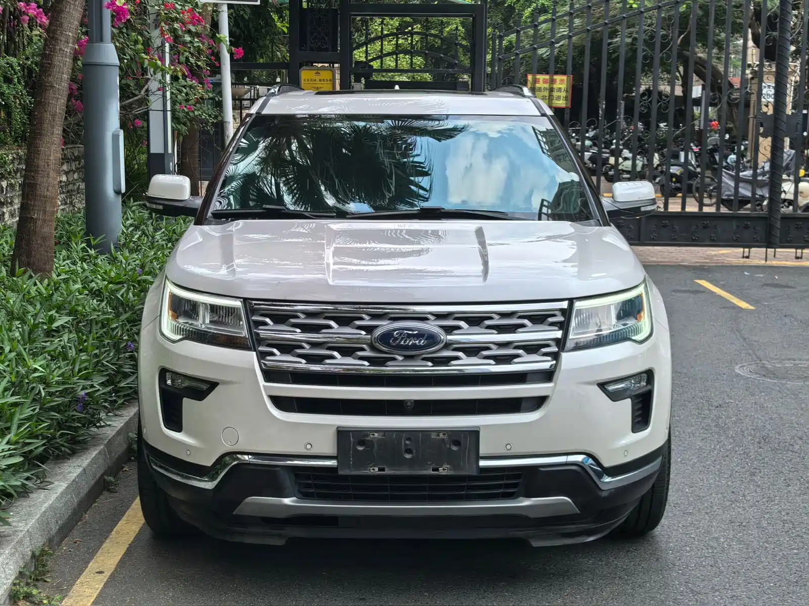 Photo 5 - Ford Explorer (Import)