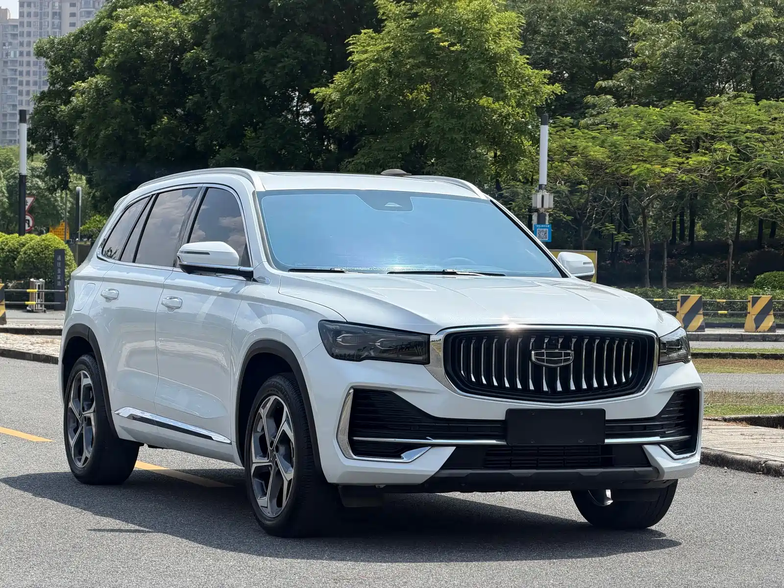 Фото 3 - Geely Monjaro