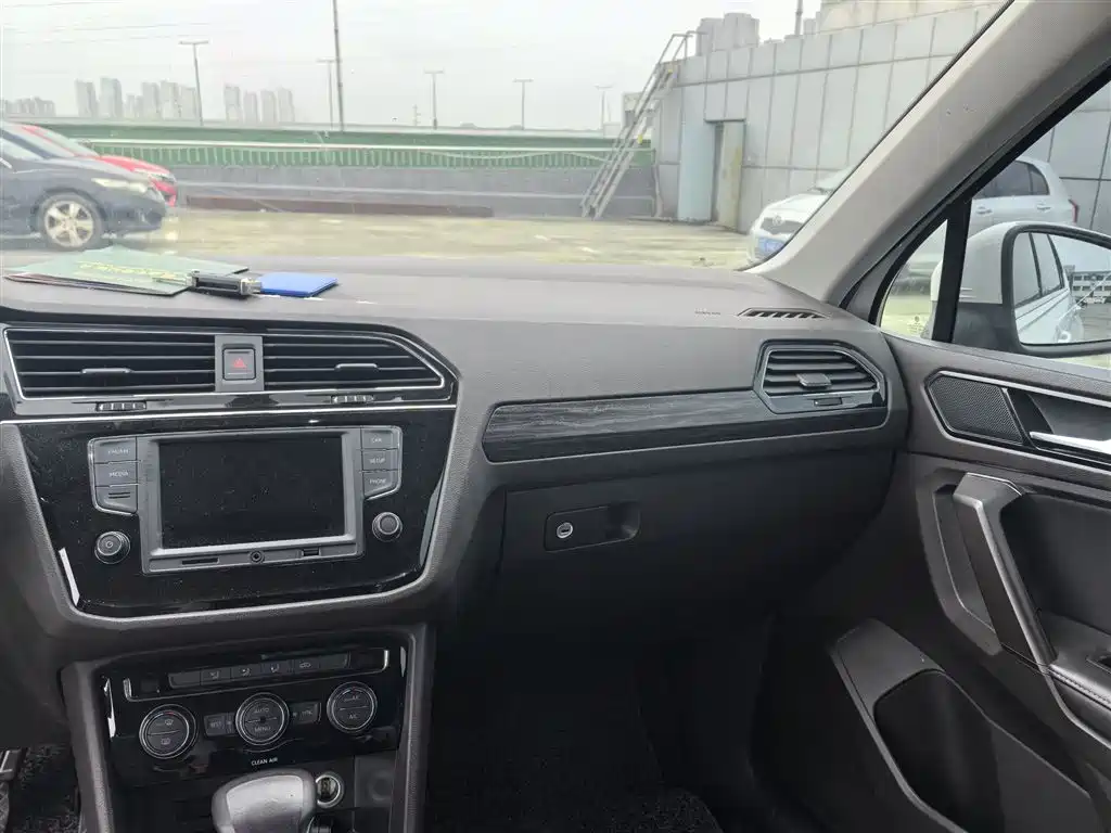 Volkswagen Tiguan L 2017 330TSI Automatic 2WD Comfort Edition фото 6