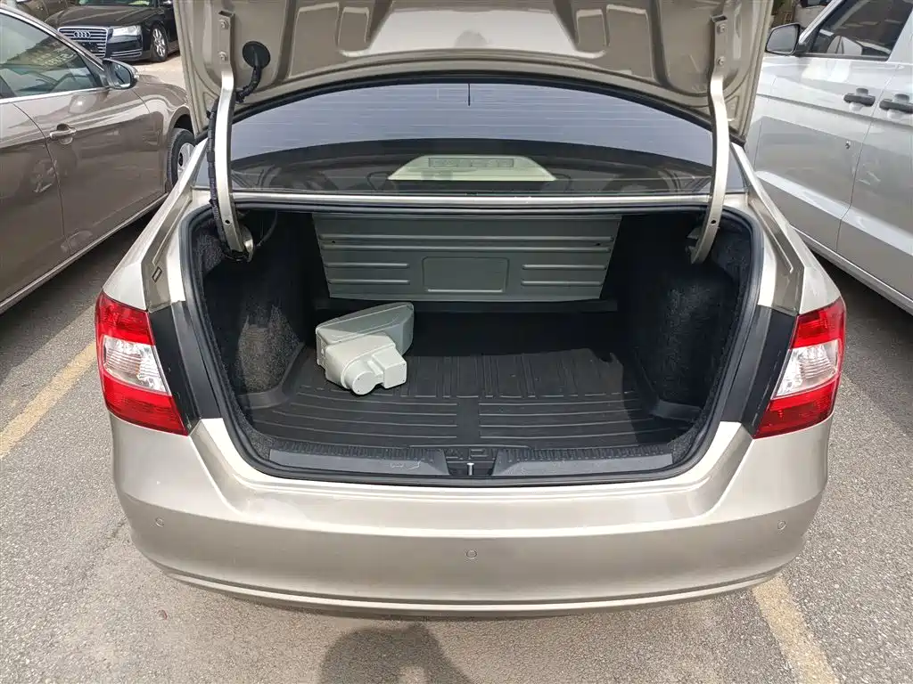 Škoda Rapid 2013 1.6L Automatic Smart Selection фото 15