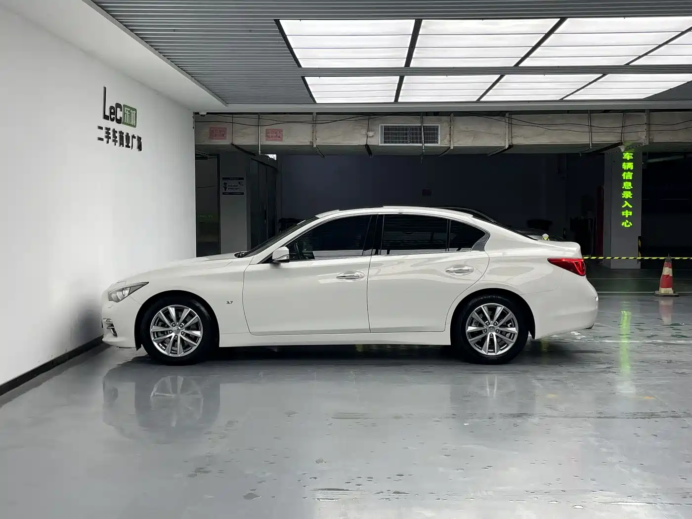 Infiniti Q50 2016 2014 3.7L Comfort Edition