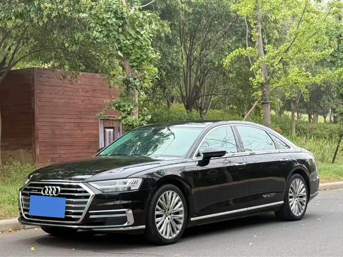 Фото 1 - Audi A8