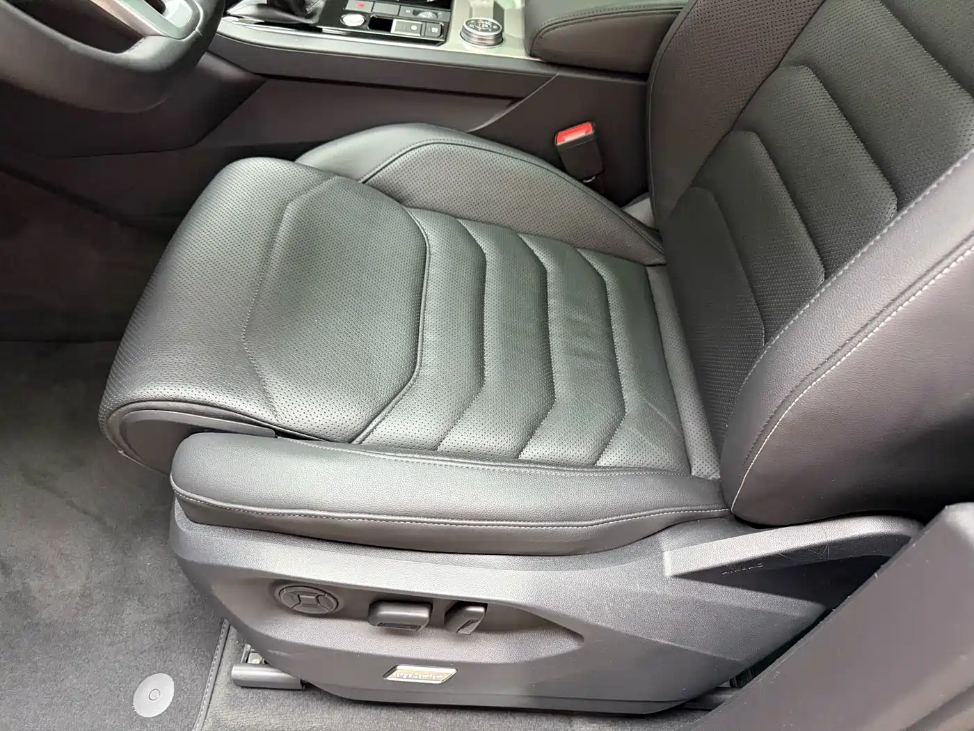 Volkswagen Touareg 2019 2.0TSI Sharp Wing Edition China VI фото 12