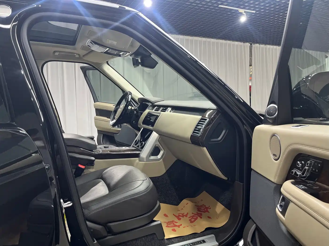Land Rover Range Rover 2022 3.0 L6 400PS Heritage Extended Classic Edition фото 12