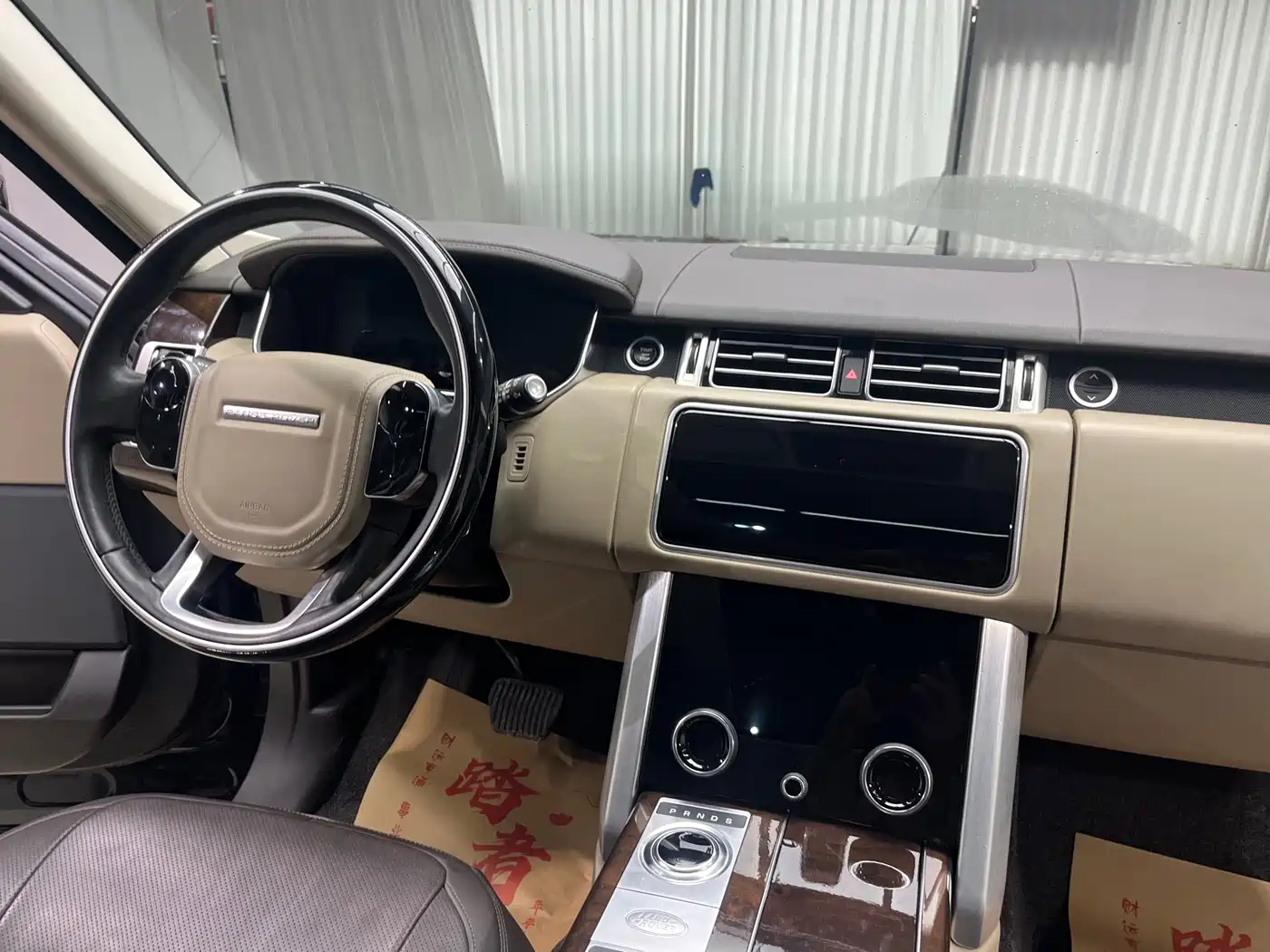 Land Rover Range Rover 2022 3.0 L6 400PS Heritage Extended Classic Edition фото 14