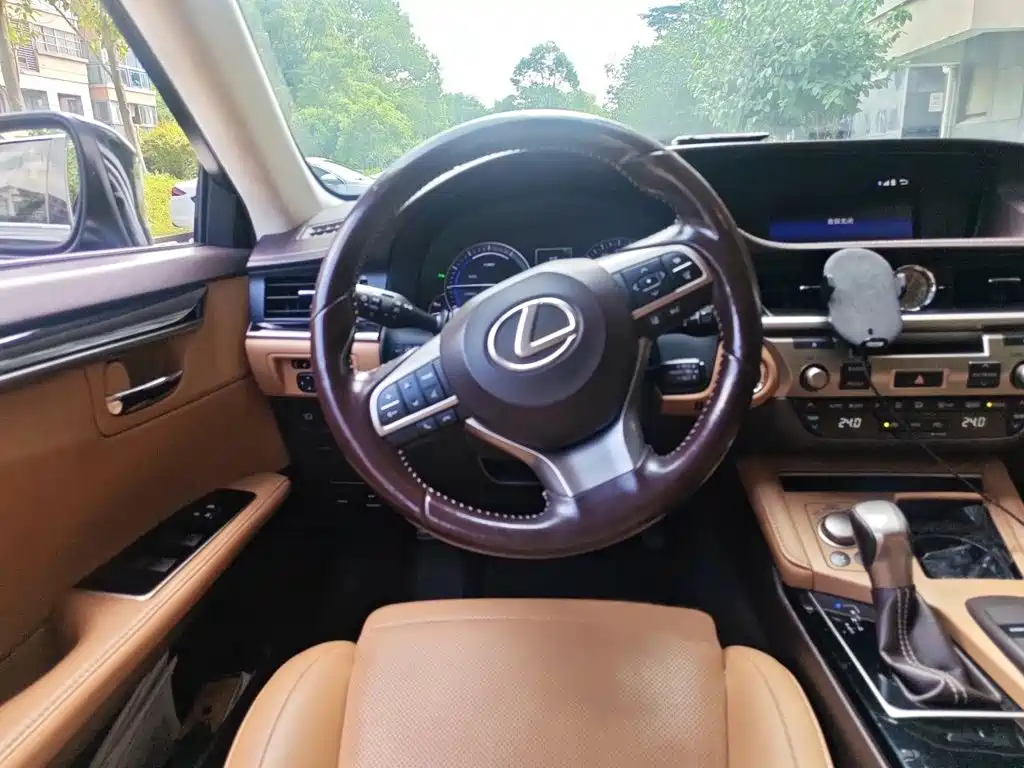 Фото 3 - Lexus ES