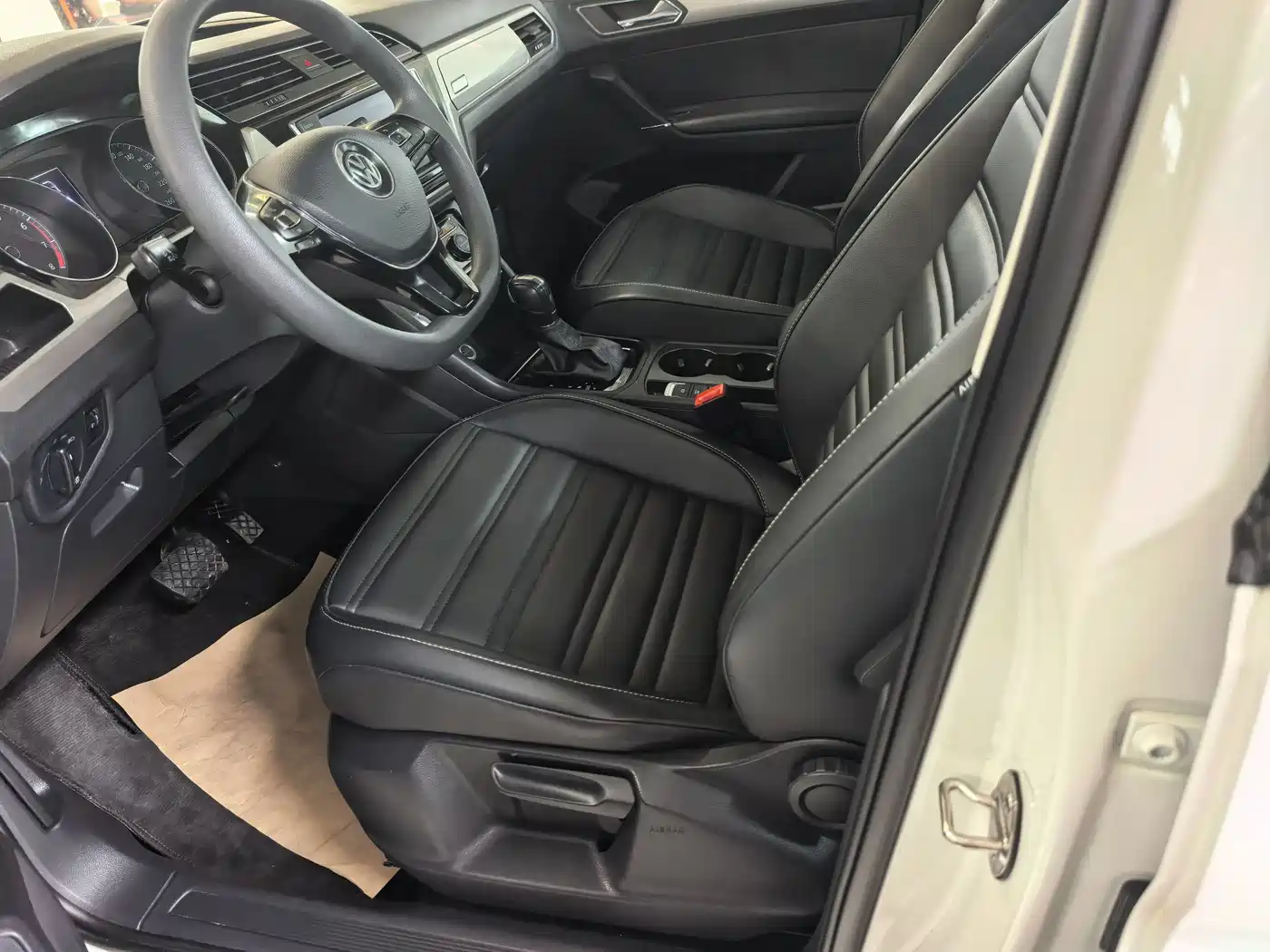 Volkswagen Touran 2018 Touran L 280TSI DSG Comfort 7-seater China V фото 5