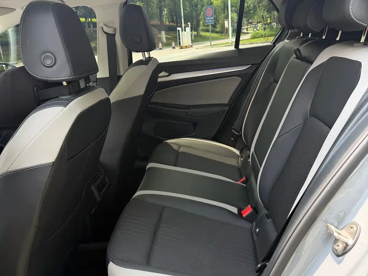 Volkswagen Golf 2024 280TSI DSG R-Line 50th Anniversary Edition фото 6