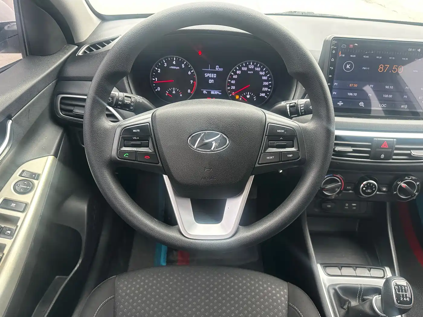 Hyundai Elantra 2017 1.6L Manual GLS Value Edition фото 8