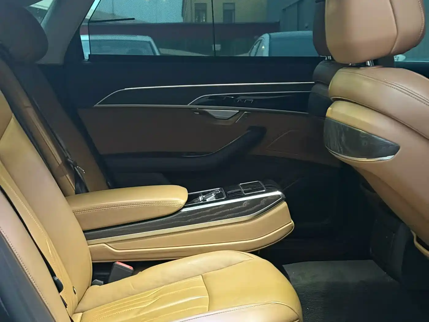 Photo 8 - Audi A8