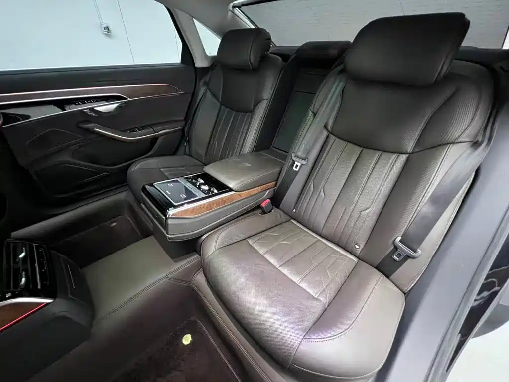Фото 15 - Audi A8