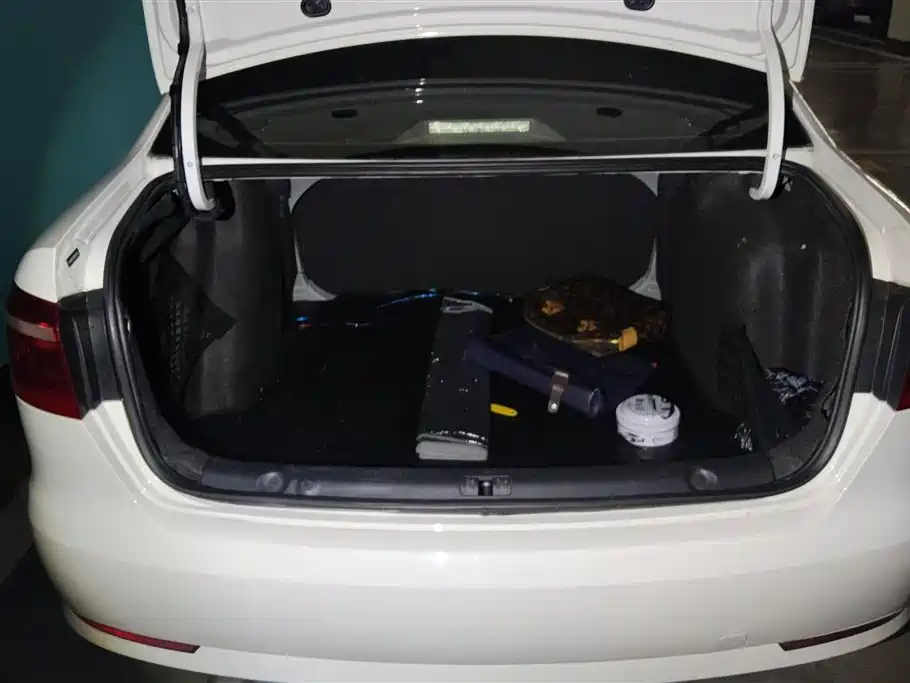 Volkswagen Lavida 2015 1.6L Automatic Trend Edition фото 4