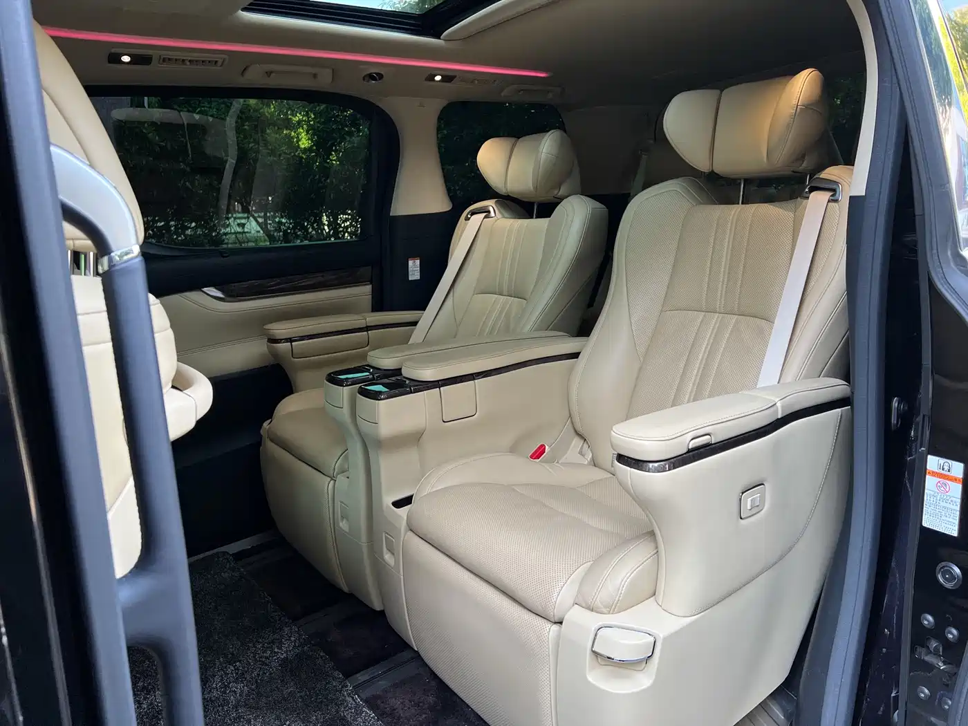 Toyota Vellfire 2019 Hybrid 2.5L HV Premium Edition фото 9