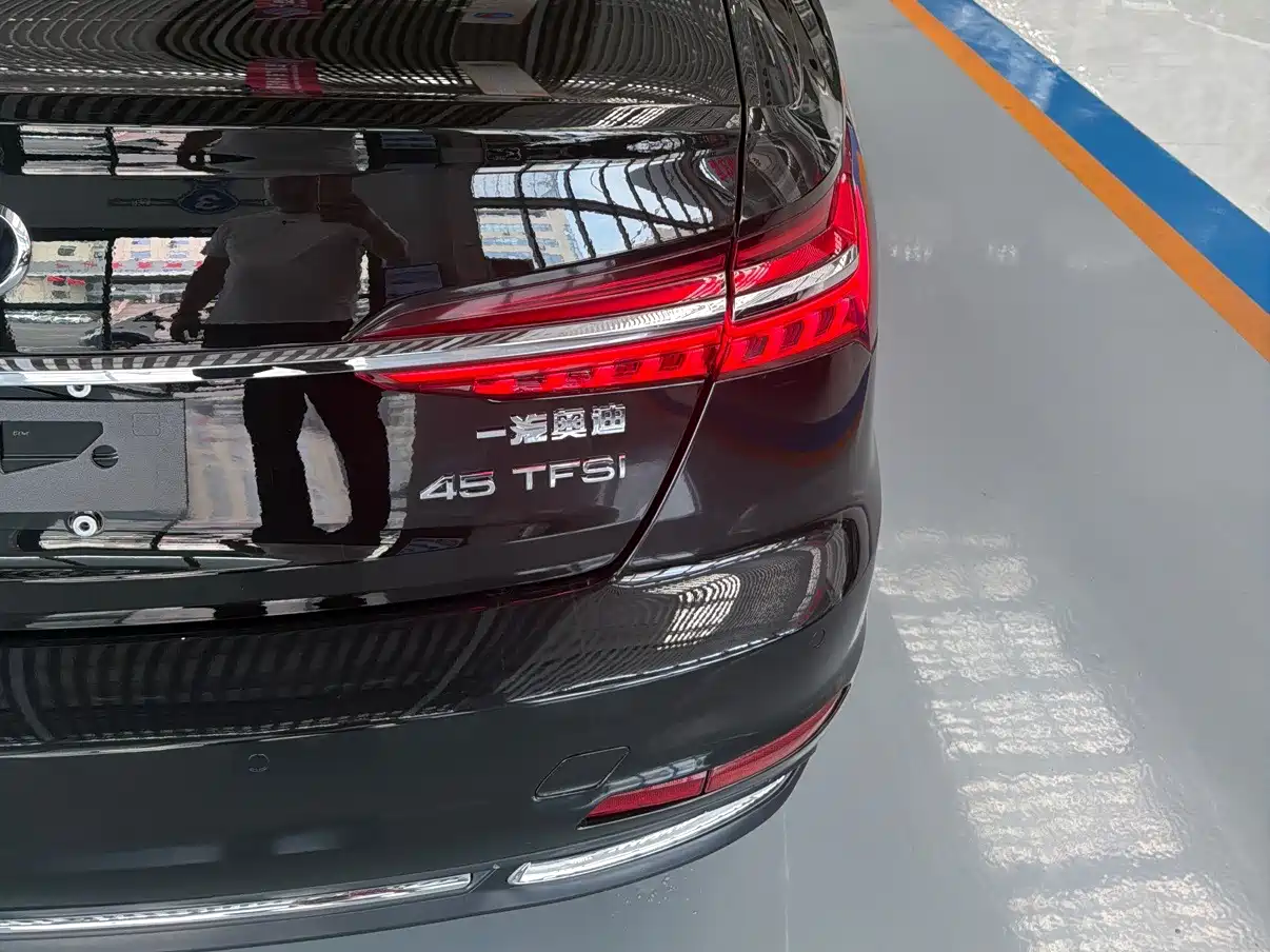 Фото 11 - Audi A6L