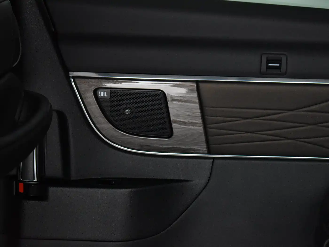 Toyota Vellfire 2024 Crown Hybrid 2.5L Executive Premium Edition фото 20